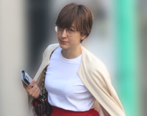 滝川クリステル自転車転倒後も続ける息子との登園“奮闘”姿【目撃撮】