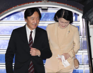秋篠宮ご夫妻　戴冠式渡英にほかの宮家からお見送りナシ…深まる宮中での孤立