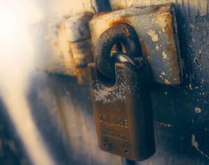 2歳の双子を監禁、育児放棄……両親と母親のボーイフレンドを逮捕