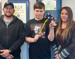 13歳少年、妹を誘拐しようとした男をパチンコで撃退