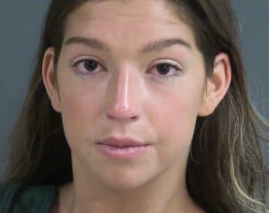 結婚式直後の夫妻が乗るゴルフカートに飲酒運転ドライバーが激突、新婦が死亡