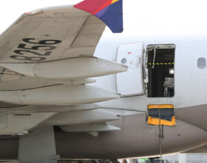 アシアナ航空機飛行中に非常用ドアを開けた男、「息苦しくて早く降りたかった」