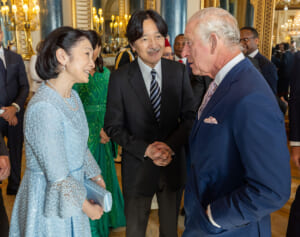 チャールズ国王　秋篠宮ご夫妻と“ポケットに手を入れて”懇談写真が「塩対応」と波紋…癖を指摘する声も