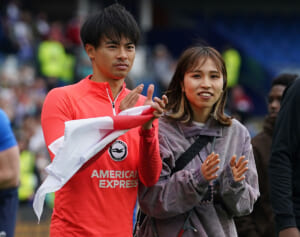 三笘選手の同級生妻が話題ーー「同級生婚が成功の秘訣」と専門家