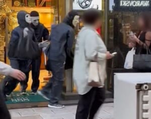 ドアを閉めて犯人に対峙…銀座ロレックス強盗事件での“一般女性”の行動に「勇敢」と相次ぐ称賛、一部で危険性指摘する声も