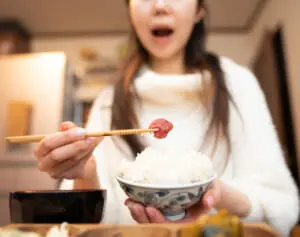 「早食い」は心臓血管病のもとだった！朝食を10分以内で済ませる人は要注意