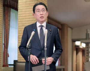 岸田首相バラエティ出演で進む“安倍化”不安　坂上忍の番組で「面白い」と言われた過去も