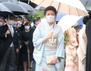 雅子さま　着物を濡らしながら後列の招待客にも…令和初の園遊会で光った“神接遇”