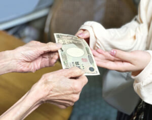 勝手に納屋を増築、ヒモ男が勝手に入籍…親の資産が狙われている