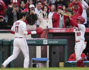 大谷翔平　兜かぶせるバイト学生との親密交流！チームメートより先にハイタッチすることも