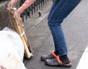 ビーサンが腰痛や膝痛の原因に！50代からのケガしない「サンダル」の選び方