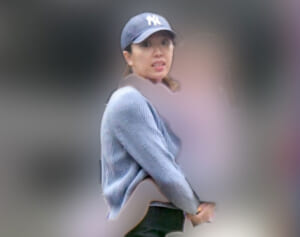 里田まい 夫の古巣ヤンキースのロゴ入り帽をかぶって…ワンオペ育児奮闘目撃