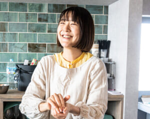 拒食症で体重が半分に…かつて食を恐れた少女が「みんなでおむすびを握る」ワークショップ主催へ