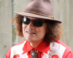 母は家出、父は夜逃げ　全盲のバイオリニスト・穴澤雄介さんの壮絶半生