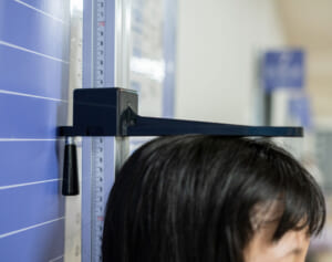 最新研究で判明「2年間で身長が5mm縮んだ人は死亡リスクが増加」