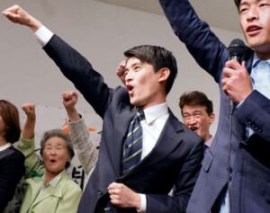 「まるで別人」史上最年少の芦屋市長　選挙コンサルが変えた“ビフォーアフター”に驚愕の声