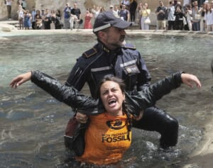 「テロ行為でしかない」トレビの泉を真っ黒にした環境保護団体の抗議に広がる不安…「日本には来ないで」の声も