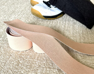 その場で痛みが減る人も「足首テープ」で腰痛改善！