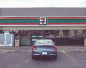 コンビニでタバコ購入を断られ激怒…10代少女グループが店員を襲撃