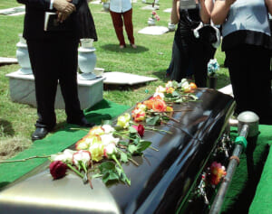 「その死体は俺のものだ！」少女の葬儀中、葬儀社オーナーがライバル会社関係者を射殺