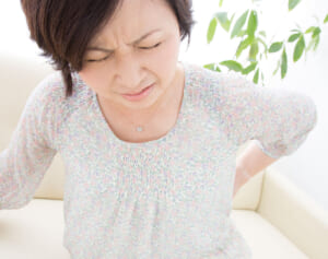 梅雨に増えるぎっくり腰を「猫のびポーズ」で予防