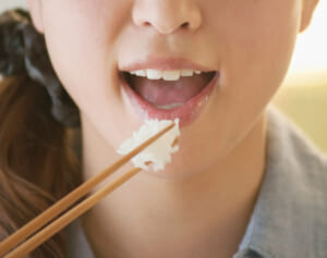 歯ぎしりの悩み軽減に、毎日の「大麦ごはん」が役立つ