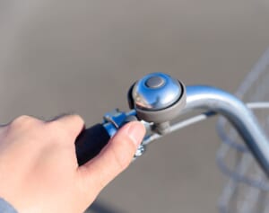 歩行者男性の激怒動画が物議…自転車がベル鳴らすのは道交法違反？鳴らしていいシチュエーションは？