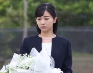 佳子さま ネイビーと白の上品な装いで宮城県をご訪問