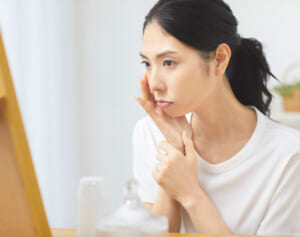 シミ、吹き出物…顔のトラブルは“偏食のサイン”かも