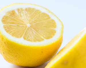 筋肉のたるみに水分が溜まる……「顔むくみ」には「レモンを皮ごと」のススメ