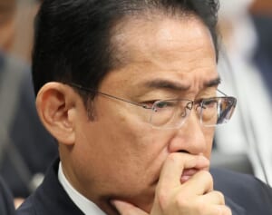 岸田首相“お気楽写真”が次々流出…ガバガバな首相ファミリーの“危機管理”に高まる不安「身内に裏切り者が」