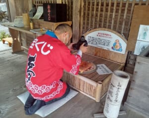 「ロト」1等売り場を独占入手！　地元で人気「おもかる布袋さん」のご託宣どおり！奇跡の10億円！