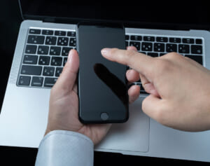 仕返し目的だと違法、損害賠償の可能性も…SNSで相次ぐ「迷惑行為晒し動画」のリスク