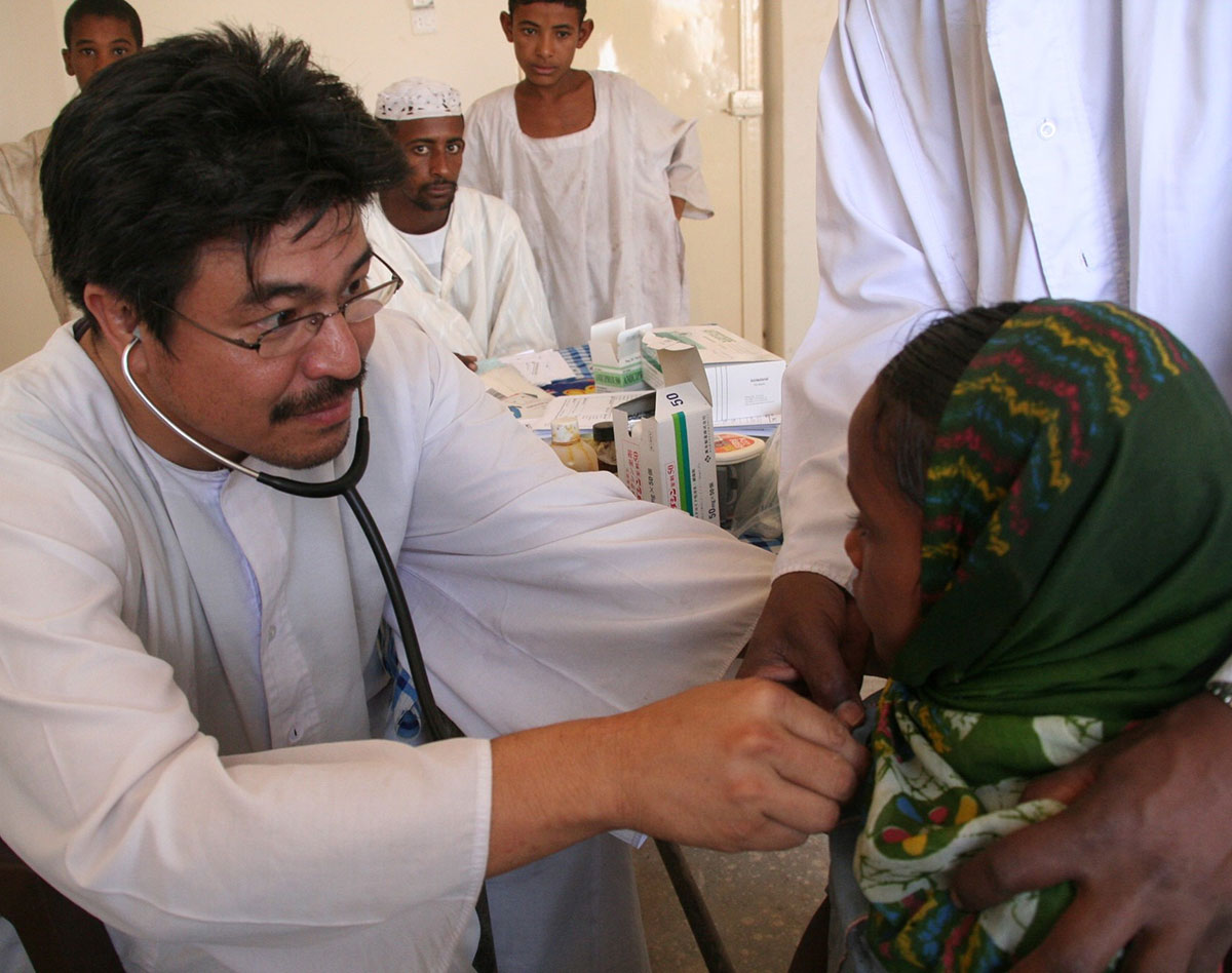 アフリカに「医」を届ける医師　内戦スーダンの村人たちとの交流秘話