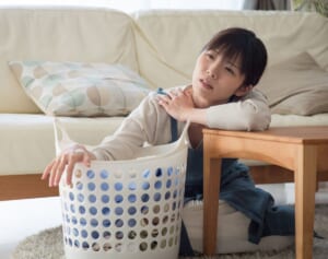 「自宅なのにくつろげない…」疲れやすい家にある特徴は“情報過多”と“圧迫感”