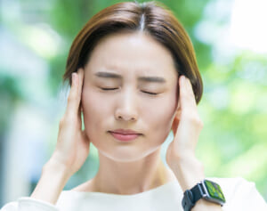 「耳にホットタオル」で梅雨時の頭痛対策
