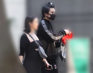 新田真剣佑　目撃した臨月妻との散歩デート！セクシーな肌見せマタニティウェアでお腹もチラリ