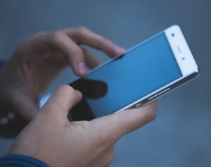 2歳児殺害事件の審理中に判事がスマホでFacebook