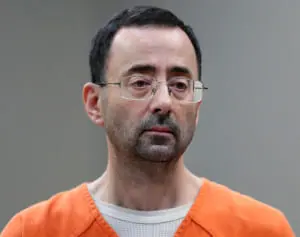 体操選手への性的暴行で服役中の元チームドクター、刑務所内で刺される