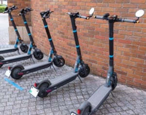 ノーヘルで歩道をすいすい！ 電動キックスケーターのルール緩和に「パリ見ろ」の声