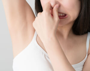 「乾いたタオルで汗を拭く」「制汗剤を多用」…夏のニオイの元「皮膚ガス」発生にご用心