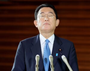 岸田首相が進める「国民負担率50％超」で少子化は加速！　年収500万円の手取りは20年で33万円も減っている