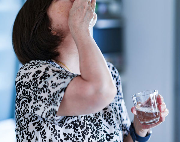 薬効低下や頭痛の原因にも…「水以外で薬を飲むこと」に潜むリスク