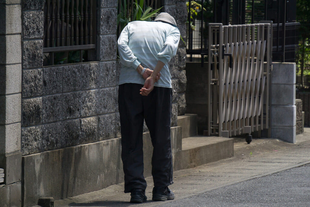 認知症による行方不明者が1万8000人と過去最多！ 家族の「徘徊失踪」を防ぐために知っておくべきサービス8