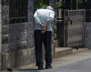 認知症による行方不明者が1万8000人と過去最多！ 家族の「徘徊失踪」を防ぐために知っておくべきサービス8