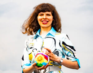 「戦争で傷ついた日用品をアート作品に」ウクライナ避難民女性が創作に込める“願い”