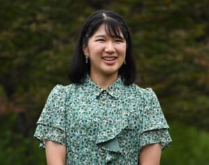 愛子さま　ワンピースは7万円、メークは雅子さまとおそろい……21歳“美”の秘密