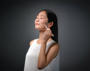 気になるお肌悩みに！スティック美容器「LEDプッシュスティック」で小じわやむくみ対策