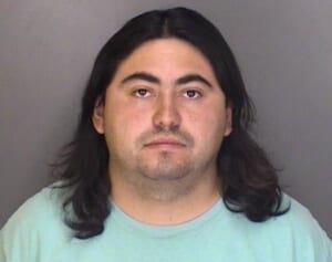 夜中にコンドミニアムに侵入、女性の脚をなで回した男が逮捕