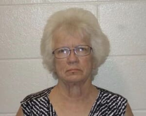 74歳の女性教諭、14歳男子生徒への度重なる性的虐待で禁固600年か